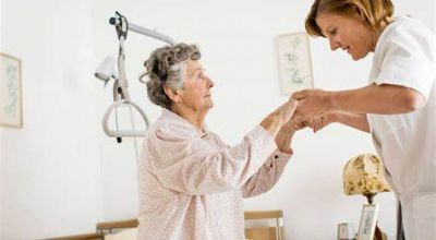 Sturzprophylaxe: Maßnahmen zur Vorbeugung von Stürzen bei älteren Menschen